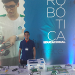 Gustavo Adolfo Morceli Rodrigues celebra os 20 anos de inovação da PETE Robótica, marco que impulsionou a evolução da tecnologia educacional no Brasil.