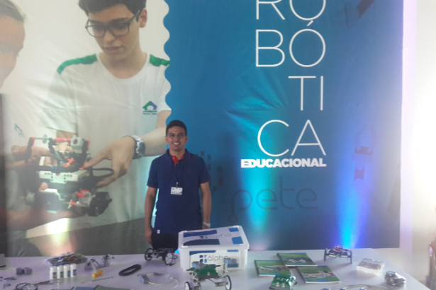 Gustavo Adolfo Morceli Rodrigues celebra os 20 anos de inovação da PETE Robótica, marco que impulsionou a evolução da tecnologia educacional no Brasil.